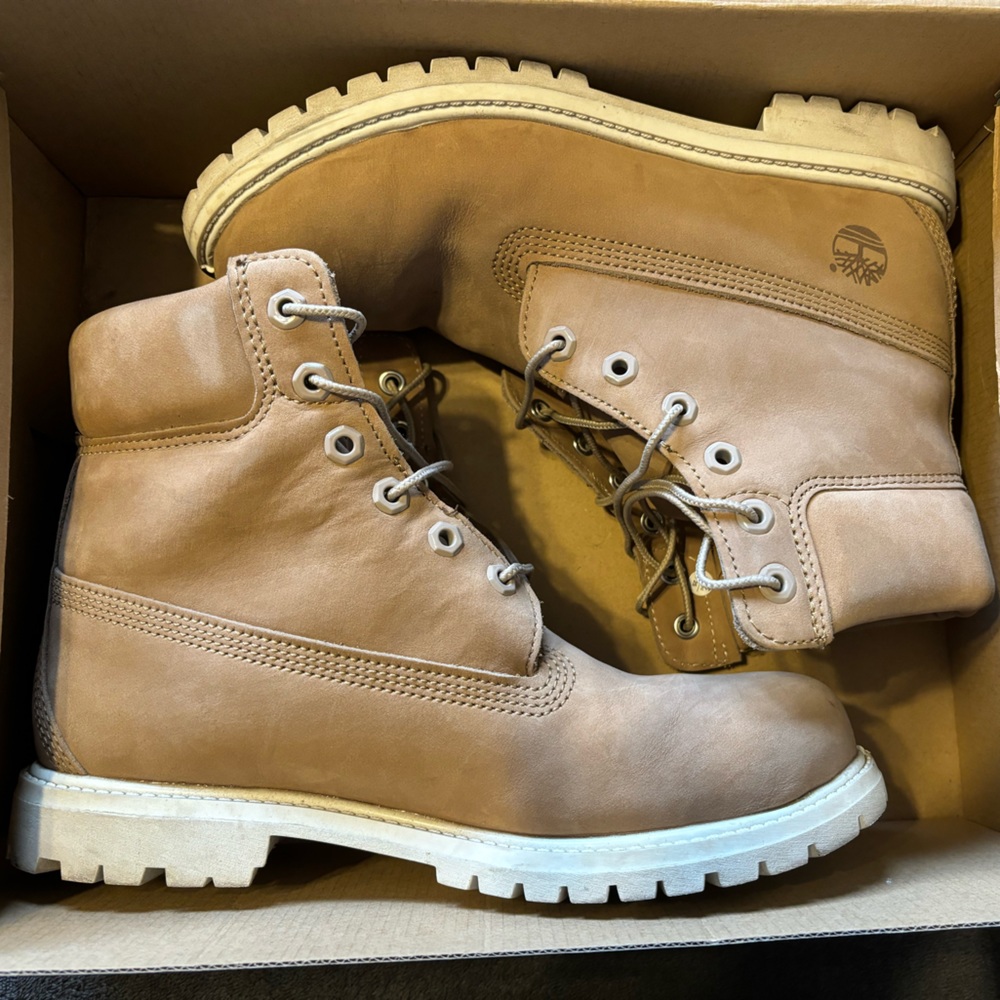 beautiful tan timbs!
